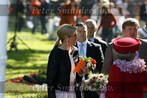 Apeldoorn 30 april 2009
Koninginnedag 2009 in apeldoorn met Koningin Beatrix Pieter v Vollenhoven Prinses Margriet Maxima Prins Willem Alexander Prins Constantijn Prinses Laurentien Prinses Mabel Prins Friso Prins Maurits Prinses Marilene Prins Pieter Christiaan Prinses Anita Prins Floris een zwangere Prinses Aimee en Prinses Annette. s middags probeerde een dwaas een aanslag te plegen op de koninklijke familie waarbij meerdere doden vielen.
Peter Smulders bv