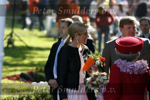 Apeldoorn 30 april 2009
Koninginnedag 2009 in apeldoorn met Koningin Beatrix Pieter v Vollenhoven Prinses Margriet Maxima Prins Willem Alexander Prins Constantijn Prinses Laurentien Prinses Mabel Prins Friso Prins Maurits Prinses Marilene Prins Pieter Christiaan Prinses Anita Prins Floris een zwangere Prinses Aimee en Prinses Annette. s middags probeerde een dwaas een aanslag te plegen op de koninklijke familie waarbij meerdere doden vielen.
Peter Smulders bv