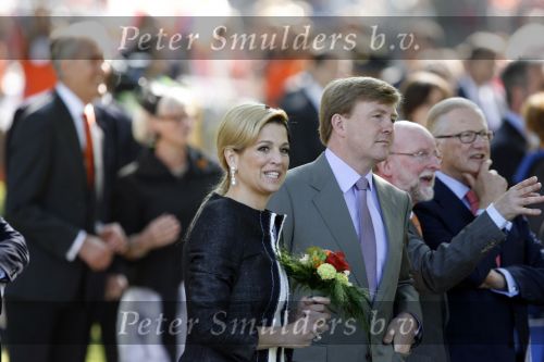 Apeldoorn 30 april 2009
Koninginnedag 2009 in apeldoorn met Koningin Beatrix Pieter v Vollenhoven Prinses Margriet Maxima Prins Willem Alexander Prins Constantijn Prinses Laurentien Prinses Mabel Prins Friso Prins Maurits Prinses Marilene Prins Pieter Christiaan Prinses Anita Prins Floris een zwangere Prinses Aimee en Prinses Annette. s middags probeerde een dwaas een aanslag te plegen op de koninklijke familie waarbij meerdere doden vielen.
Peter Smulders bv