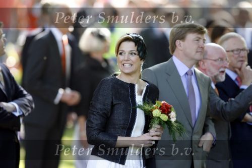 Apeldoorn 30 april 2009
Koninginnedag 2009 in apeldoorn met Koningin Beatrix Pieter v Vollenhoven Prinses Margriet Maxima Prins Willem Alexander Prins Constantijn Prinses Laurentien Prinses Mabel Prins Friso Prins Maurits Prinses Marilene Prins Pieter Christiaan Prinses Anita Prins Floris een zwangere Prinses Aimee en Prinses Annette. s middags probeerde een dwaas een aanslag te plegen op de koninklijke familie waarbij meerdere doden vielen.
Peter Smulders bv