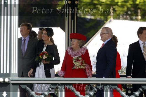 Apeldoorn 30 april 2009
Koninginnedag 2009 in apeldoorn met Koningin Beatrix Pieter v Vollenhoven Prinses Margriet Maxima Prins Willem Alexander Prins Constantijn Prinses Laurentien Prinses Mabel Prins Friso Prins Maurits Prinses Marilene Prins Pieter Christiaan Prinses Anita Prins Floris een zwangere Prinses Aimee en Prinses Annette. s middags probeerde een dwaas een aanslag te plegen op de koninklijke familie waarbij meerdere doden vielen.
Peter Smulders bv