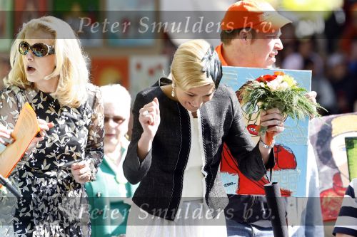 Apeldoorn 30 april 2009
Koninginnedag 2009 in apeldoorn met Koningin Beatrix Pieter v Vollenhoven Prinses Margriet Maxima Prins Willem Alexander Prins Constantijn Prinses Laurentien Prinses Mabel Prins Friso Prins Maurits Prinses Marilene Prins Pieter Christiaan Prinses Anita Prins Floris een zwangere Prinses Aimee en Prinses Annette. s middags probeerde een dwaas een aanslag te plegen op de koninklijke familie waarbij meerdere doden vielen.
Peter Smulders bv