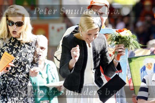 Apeldoorn 30 april 2009
Koninginnedag 2009 in apeldoorn met Koningin Beatrix Pieter v Vollenhoven Prinses Margriet Maxima Prins Willem Alexander Prins Constantijn Prinses Laurentien Prinses Mabel Prins Friso Prins Maurits Prinses Marilene Prins Pieter Christiaan Prinses Anita Prins Floris een zwangere Prinses Aimee en Prinses Annette. s middags probeerde een dwaas een aanslag te plegen op de koninklijke familie waarbij meerdere doden vielen.
Peter Smulders bv