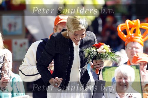 Apeldoorn 30 april 2009
Koninginnedag 2009 in apeldoorn met Koningin Beatrix Pieter v Vollenhoven Prinses Margriet Maxima Prins Willem Alexander Prins Constantijn Prinses Laurentien Prinses Mabel Prins Friso Prins Maurits Prinses Marilene Prins Pieter Christiaan Prinses Anita Prins Floris een zwangere Prinses Aimee en Prinses Annette. s middags probeerde een dwaas een aanslag te plegen op de koninklijke familie waarbij meerdere doden vielen.
Peter Smulders bv