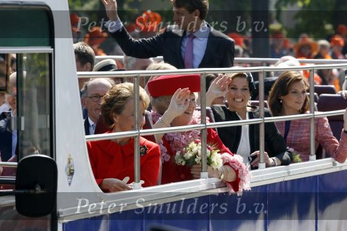 Apeldoorn 30 april 2009
Koninginnedag 2009 in apeldoorn met Koningin Beatrix Pieter v Vollenhoven Prinses Margriet Maxima Prins Willem Alexander Prins Constantijn Prinses Laurentien Prinses Mabel Prins Friso Prins Maurits Prinses Marilene Prins Pieter Christiaan Prinses Anita Prins Floris een zwangere Prinses Aimee en Prinses Annette. s middags probeerde een dwaas een aanslag te plegen op de koninklijke familie waarbij meerdere doden vielen.
Peter Smulders bv