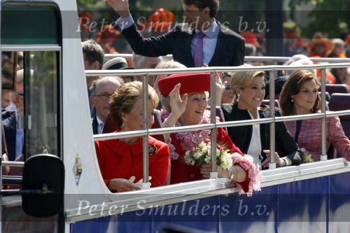 Apeldoorn 30 april 2009
Koninginnedag 2009 in apeldoorn met Koningin Beatrix Pieter v Vollenhoven Prinses Margriet Maxima Prins Willem Alexander Prins Constantijn Prinses Laurentien Prinses Mabel Prins Friso Prins Maurits Prinses Marilene Prins Pieter Christiaan Prinses Anita Prins Floris een zwangere Prinses Aimee en Prinses Annette. s middags probeerde een dwaas een aanslag te plegen op de koninklijke familie waarbij meerdere doden vielen.
Peter Smulders bv
