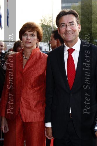 Utrecht 28 april 2009
Pieter v Vollenhoven viert zijn 70e verjaardag in het Beatrix theater in Utrecht. Maxime Verhagen met zijn vrouw
Peter Smulders bv