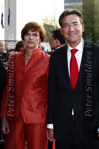 Utrecht 28 april 2009
Pieter v Vollenhoven viert zijn 70e verjaardag in het Beatrix theater in Utrecht. Maxime Verhagen met zijn vrouw
Peter Smulders bv