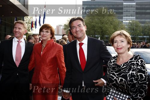 eUtrecht 28 april 2009
Pieter v Vollenhoven viert zijn 70e verjaardag in het Beatrix theater in Utrecht. Jan Peter Balkenende Guusje Ter Horst Maxime Verhagen met vrouw en Jack de Vries
Peter Smulders bv