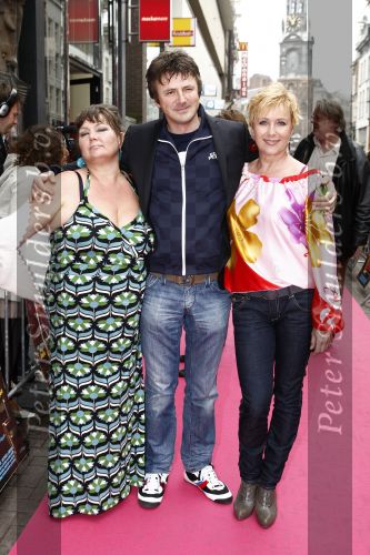 Amsterdam 4 april 2009
Premiere Limo in Tuschinski. maya van den Broecke met Inge Ipenburg en Guy Goossens
Peter Smulders bv
