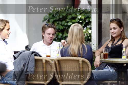 Amsterdam 2 juni 2008
Melody Klaver bij Joffers op terras met 2 vriendinnen.
Peter Smulders bv
