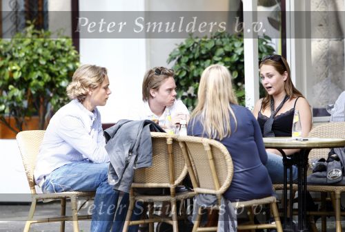 Amsterdam 2 juni 2008
Melody Klaver bij Joffers op terras met 2 vriendinnen.