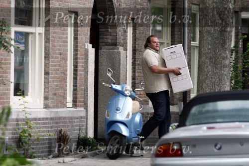 Amsterdam 20 juni 2008
Menno Kohler en zijn vriendin Florentien zijn aan het verhuizen. 
Hun relatie is na 3 jaar voorbij.