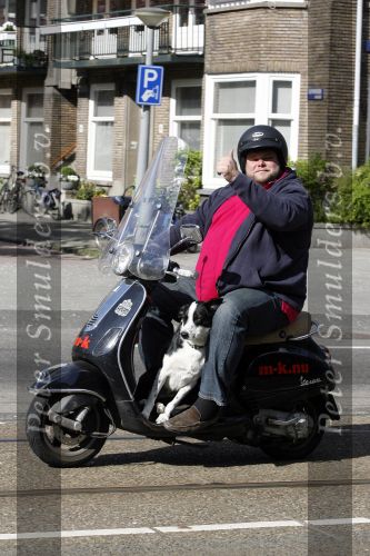 Amsterdam 22 april 2009
Menno Kohler op zijn vespa scooter met zijn hond.
Peter Smulders bv