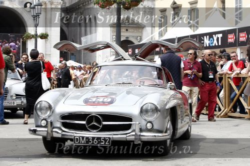 Brescia 15 mei 2008
Start van de Mille Miglia in Brescia. State of art rijdt met 2 porsches mee. 
Mercedes 300 SL Classic Car