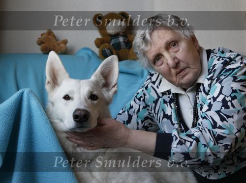 Linschoten, 20 Maart 2009
100 euro aktie.
Mevr. Ultee met haar man en hond
Foto Peter Smulders BV
