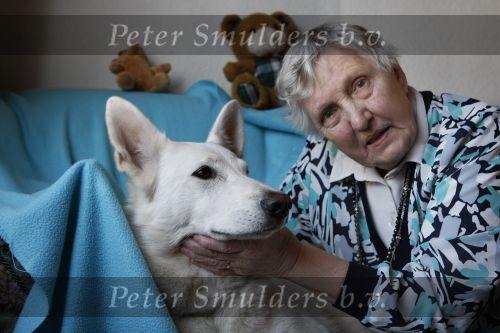 Linschoten, 20 Maart 2009
100 euro aktie.
Mevr. Ultee met haar man en hond
Foto Peter Smulders BV