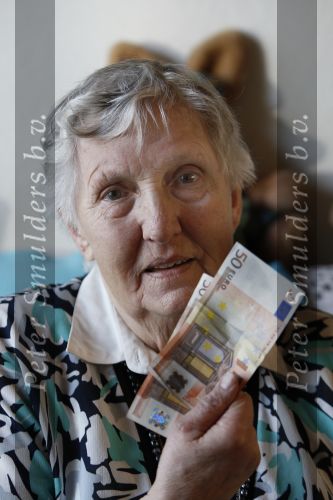 Linschoten, 20 Maart 2009
100 euro aktie.
Mevr. Ultee met haar man en hond
Foto Peter Smulders BV