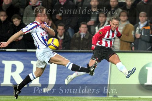 Eindhoven, 27 Februari 2009 Kompetitiewedstrijd PSV-SC Heerenveen.
Eindstand 2-3
Michel Breuer in duel met Balazs Dzsudzsak
Foto Peter Smulders BV