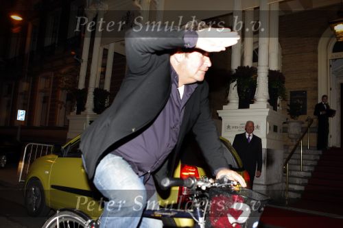 Amsterdam 10 oktober 2007
Michiel Romeyn verbergt zichzelf met arm . Hij fietst bij het amstel hotel.