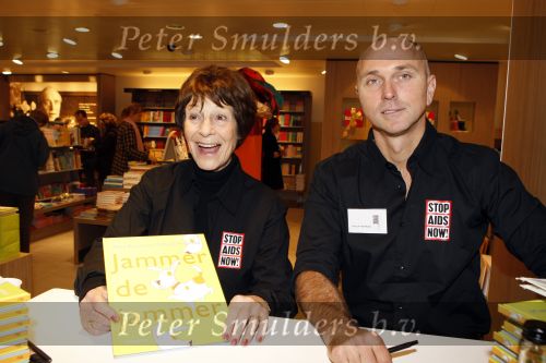 Amsterdam 1 december 2007
Bekende nederlanders verkopen op wereld aids dag draagtassen voor het goede doel in de bijenkorf. Mies Bouwman met Philip Hopman. Ze hebben samen een kinderboek gemaakt