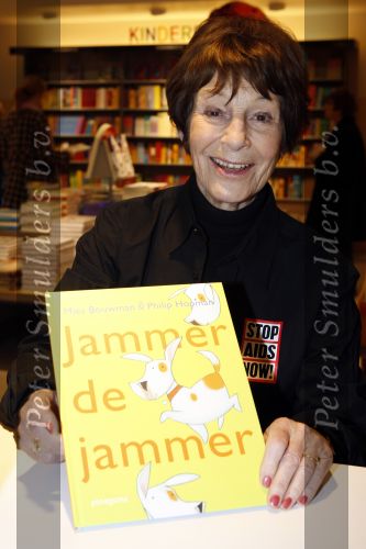 Amsterdam 1 december 2007
Bekende nederlanders verkopen op wereld aids dag draagtassen voor het goede doel in de bijenkorf. Mies Bouwman met Philip Hopman. Ze hebben samen een kinderboek gemaakt