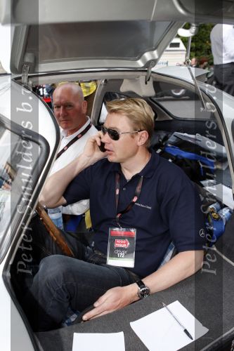 Brescia 15 mei 2008
Start van de Mille Miglia in Brescia. State of art rijdt met 2 porsches mee. 
Mika Hakkinen in een Merceders 300 SL