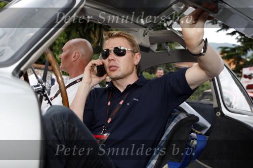 Brescia 15 mei 2008
Start van de Mille Miglia in Brescia. State of art rijdt met 2 porsches mee. 
Mika Hakkinen in een Merceders 300 SL