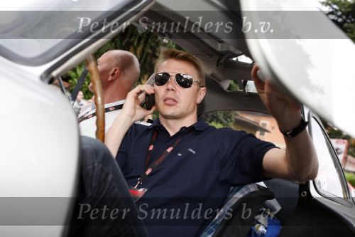 Brescia 15 mei 2008
Start van de Mille Miglia in Brescia. State of art rijdt met 2 porsches mee. 
Mika Hakkinen in een Merceders 300 SL