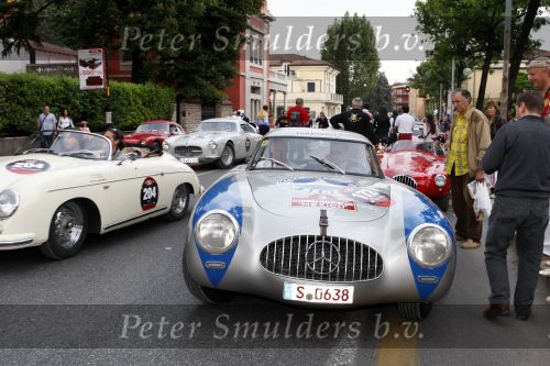 Brescia 15 mei 2008
Start van de Mille Miglia in Brescia. State of art rijdt met 2 porsches mee. 
Mika Hakkinen in een Merceders 300 SL