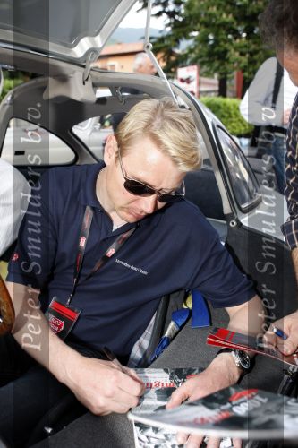 Brescia 15 mei 2008
Start van de Mille Miglia in Brescia. State of art rijdt met 2 porsches mee. 
Mika Hakkinen in een Merceders 300 SL