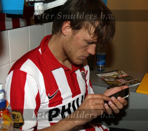 Arnhem, 20 April 2008 Kompetitiewedstrijd Vitesse-PSV, eindstand 0-1 Seizoen 2007/2008
PSV Landskampioen
Mika Vyrynen met zijn IPhone