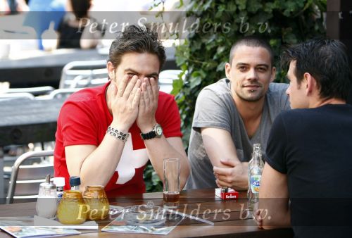Amsterdam 7 mei 2008
Mike Starink verbergt zich achetr zij handen op terras met vrienden.
Peter Smulders bv