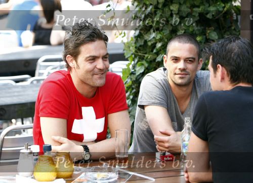 Amsterdam 7 mei 2008
Mike Starink verbergt zich achetr zij handen op terras met vrienden.
Peter Smulders bv