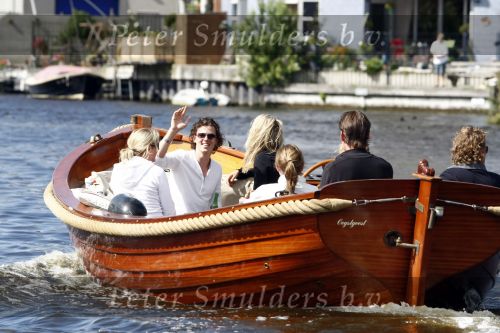 Leiden 23 augustus  2008
Mike Weerts in zijn sloep met vrienden.
