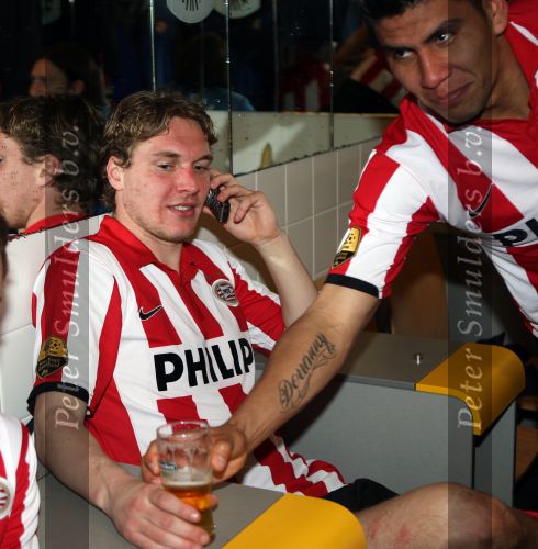 Arnhem, 20 April 2008 Kompetitiewedstrijd Vitesse-PSV, eindstand 0-1 Seizoen 2007/2008
PSV Landskampioen
Mike Zonneveld met glaasje bier