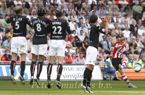 Eindhoven, 23 September 2007 Seizoen 2007/2008 Kompetitewedstrijd PSV-Feyenoord, eindstand 4-0
Mike Zonneveld probeer via een vrije trap te scoren