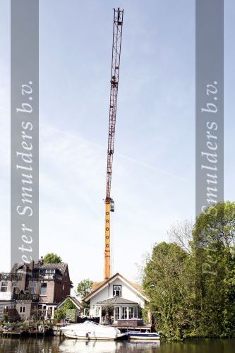 Breukelen 10 mei 2009
Jurgen Smit verrast op moederdag zijn vriendin Milika Peterzon met een 600 jaar oude olijfboom voor in hun nieuwe tuin. De boom moest met een kraanwagen over het huis getild worden.
Peter Smulders bv