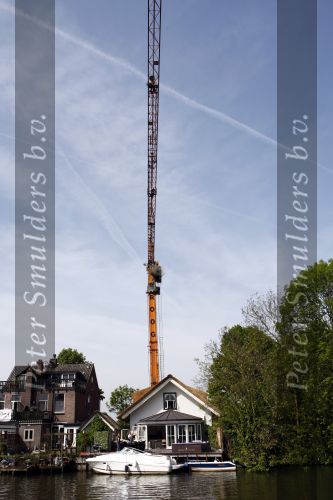 Breukelen 10 mei 2009
Jurgen Smit verrast op moederdag zijn vriendin Milika Peterzon met een 600 jaar oude olijfboom voor in hun nieuwe tuin. De boom moest met een kraanwagen over het huis getild worden.
Peter Smulders bv
