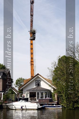 Breukelen 10 mei 2009
Jurgen Smit verrast op moederdag zijn vriendin Milika Peterzon met een 600 jaar oude olijfboom voor in hun nieuwe tuin. De boom moest met een kraanwagen over het huis getild worden.
Peter Smulders bv