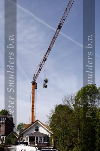 Breukelen 10 mei 2009
Jurgen Smit verrast op moederdag zijn vriendin Milika Peterzon met een 600 jaar oude olijfboom voor in hun nieuwe tuin. De boom moest met een kraanwagen over het huis getild worden.
Peter Smulders bv