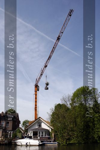 Breukelen 10 mei 2009
Jurgen Smit verrast op moederdag zijn vriendin Milika Peterzon met een 600 jaar oude olijfboom voor in hun nieuwe tuin. De boom moest met een kraanwagen over het huis getild worden.
Peter Smulders bv