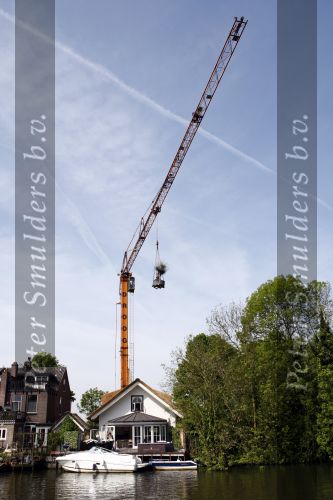 Breukelen 10 mei 2009
Jurgen Smit verrast op moederdag zijn vriendin Milika Peterzon met een 600 jaar oude olijfboom voor in hun nieuwe tuin. De boom moest met een kraanwagen over het huis getild worden.
Peter Smulders bv