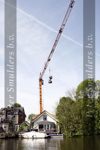 Breukelen 10 mei 2009
Jurgen Smit verrast op moederdag zijn vriendin Milika Peterzon met een 600 jaar oude olijfboom voor in hun nieuwe tuin. De boom moest met een kraanwagen over het huis getild worden.
Peter Smulders bv