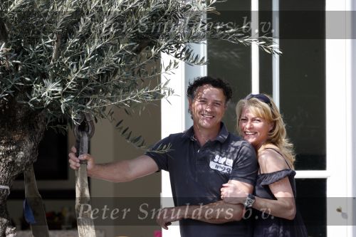 Breukelen 10 mei 2009
Jurgen Smit verrast op moederdag zijn vriendin Milika Peterzon met een 600 jaar oude olijfboom voor in hun nieuwe tuin. De boom moest met een kraanwagen over het huis getild worden.
Peter Smulders bv