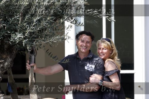 Breukelen 10 mei 2009
Jurgen Smit verrast op moederdag zijn vriendin Milika Peterzon met een 600 jaar oude olijfboom voor in hun nieuwe tuin. De boom moest met een kraanwagen over het huis getild worden.
Peter Smulders bv