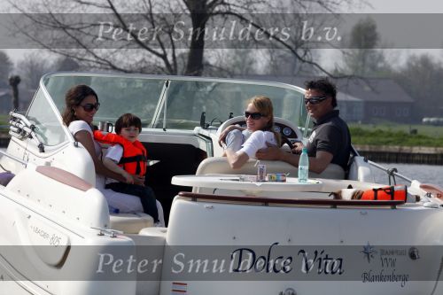 Nederhorst den Berg 13 april 2009
Milika Peterzon en Jurgen Smit met dochter en kleinkind op de boot aan het varen.
Peter Smulders bv