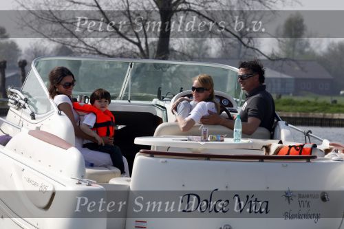 Nederhorst den Berg 13 april 2009
Milika Peterzon en Jurgen Smit met dochter en kleinkind op de boot aan het varen.
Peter Smulders bv