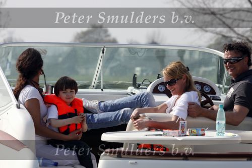 Nederhorst den Berg 13 april 2009
Milika Peterzon en Jurgen Smit met dochter en kleinkind op de boot aan het varen.
Peter Smulders bv