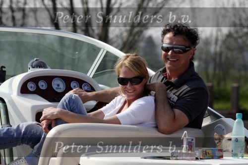 Nederhorst den Berg 13 april 2009
Milika Peterzon en Jurgen Smit met dochter en kleinkind op de boot aan het varen.
Peter Smulders bv